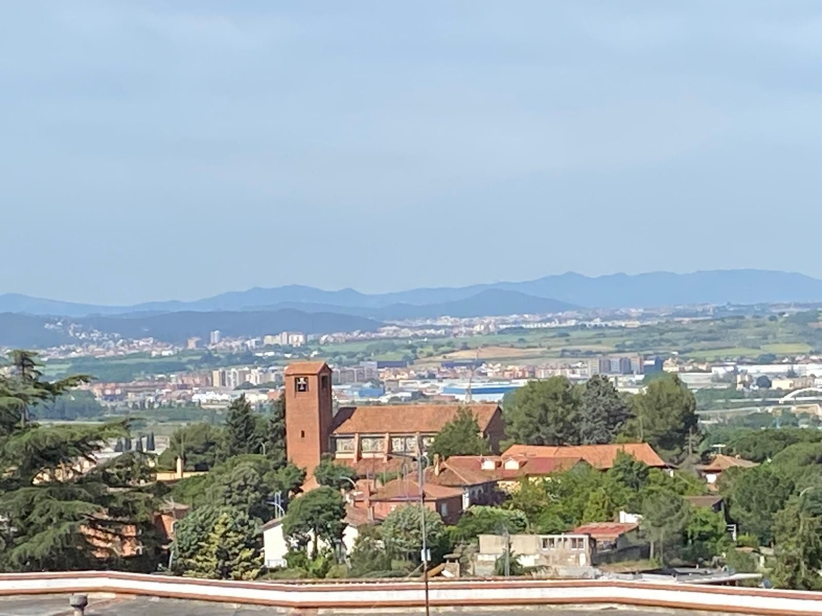 Esglesia de Martorelles amb el Valles occidental al fons