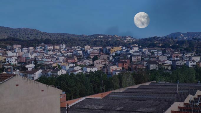 Imatge pels mitjans: La luna sobre Martorelles